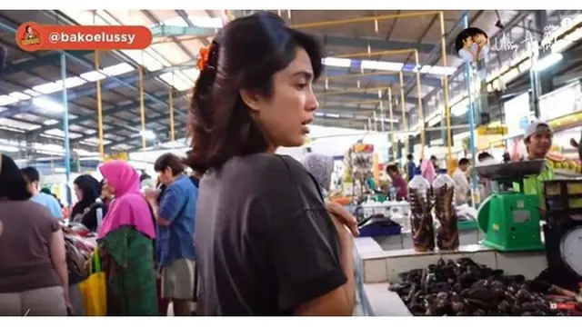 Tampil Percaya Diri, Ini Gaya 7 Seleb Saat Belanja di Pasar