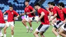 Para pemain Indonesia melakukan peregangan selama sesi latihan di Stadion Allianz, Sydney pada 19 Maret 2025. (DAVID GRAY/AFP)
