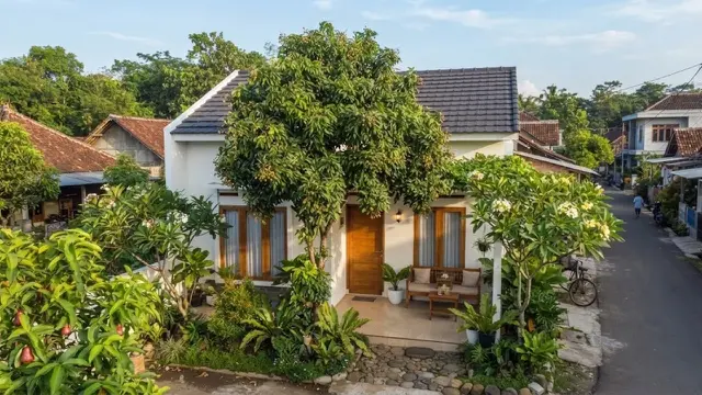 Inspirasi Rumah Desa Sederhana dengan Taman Kecil
