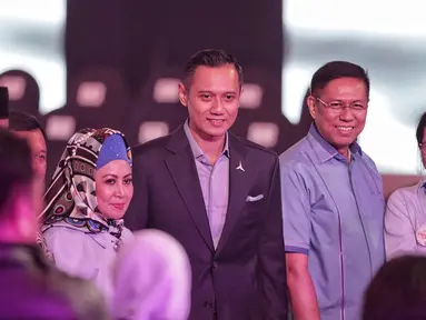 Politisi Partai Demokrat, Agus Harimurti Yudhoyono foto bersama sebelum Debat Capres Cawapres 2019 di Hotel Bidakara, Jakarta, Kamis (17/1). Isu debat perdana mengusung tema hukum, hak asasi manusia, terorisme, dan korupsi. (Liputan6.com/Faizal Fanani)