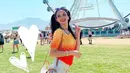 <p>Bersama sang suami Belva Devara, Sabrina Anggraini juga menghadiri Coachella 2022. Putri Indonesia Riau 2019 ini tampil ceria mengenakan ombre long sleeve top warna oranye yang dipadukan dengan celana panjang putih.  (Instagram/sabrinaanggraini).</p>