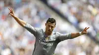 Penyerang Real Madrid Cristiano Ronaldo merayakan keberhasilan mencetak gol pertama dari lima golnya ke gawang Espanyol, pada laga La Liga, di Cornella El Prat, Barcelona, Sabtu (12/9/2015). (EPA/ALEJANDRO GARCIA)