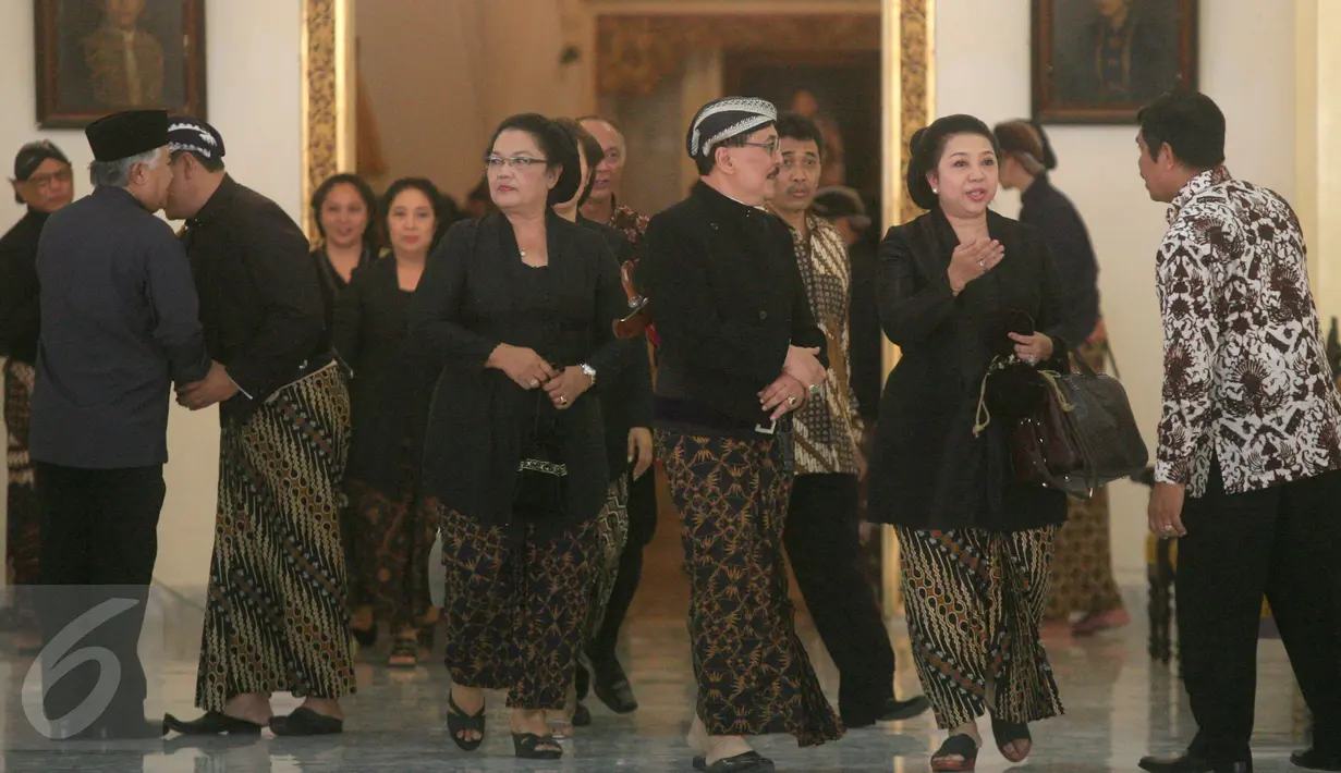 Keluarga Karaton Kasunanan Surakarta menghadiri upacara pemakaman KGPAA Paku Alam IX di Puro Pakualaman, Yogyakarta, Minggu (22/11/2015). Paku Alam IX meninggal pada Sabtu (21/11) dan akan dimakamkan di Astana Giri Gondo Kulon Progo. (Foto:Boy  Harjanto)