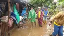<p>Sejumlah orang memeriksa kondisi pasca banjir bandang Garut di kawasan Cimacan, Desa Jayaraga, Kecamatan Tarogong Kidul, Sabtu (16/7/2022). Saat ini mayoritas korban terdampak banjir di blok Cimacan membutuhkan pakaian ganti dan selimut penghangat buat warga. (Liputan6.com/Jayadi Supriadin)</p>