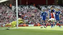 Kiper Everton, Joel Robles, berusaha menghalau tendangan striker Arsenal, Danny Welbeck  pada laga Premier League, di Stadion Emirates, Minggu (21/5/2017).  Arsenal menang 3-1. (EPA/Gerry Penny)