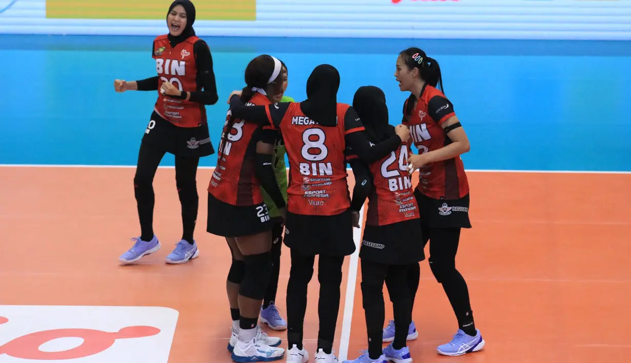 <p>Selebrasi para pemain Jakarta BIN setelah mencetak angka saat menghadapi Bandung BJB Tandamata pada laga pekan pertama putaran I PLN Mobile Proliga 2024 di GOR Amongrogo, Yogyakarta, Sabtu (27/4/2024). Jakarta BIN kalah 1-3 (27-29, 25-16, 17-25 dan 18-25). (Dok. PBVSI)</p>