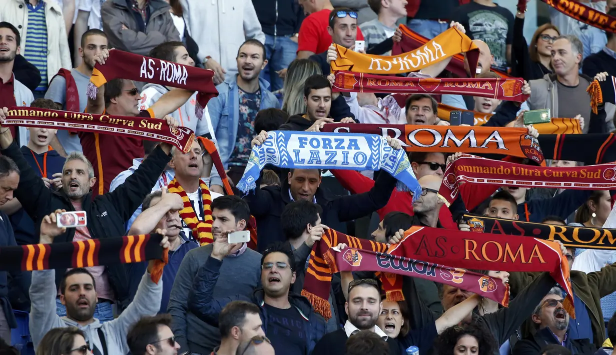 Aksi suporter AS Roma dan Lazio dalam lanjutan Serie A di Stadion Olimpico, Roma, Minggu (8/11/2015) malam WIB. (Reuters/Alessandro Bianchi)