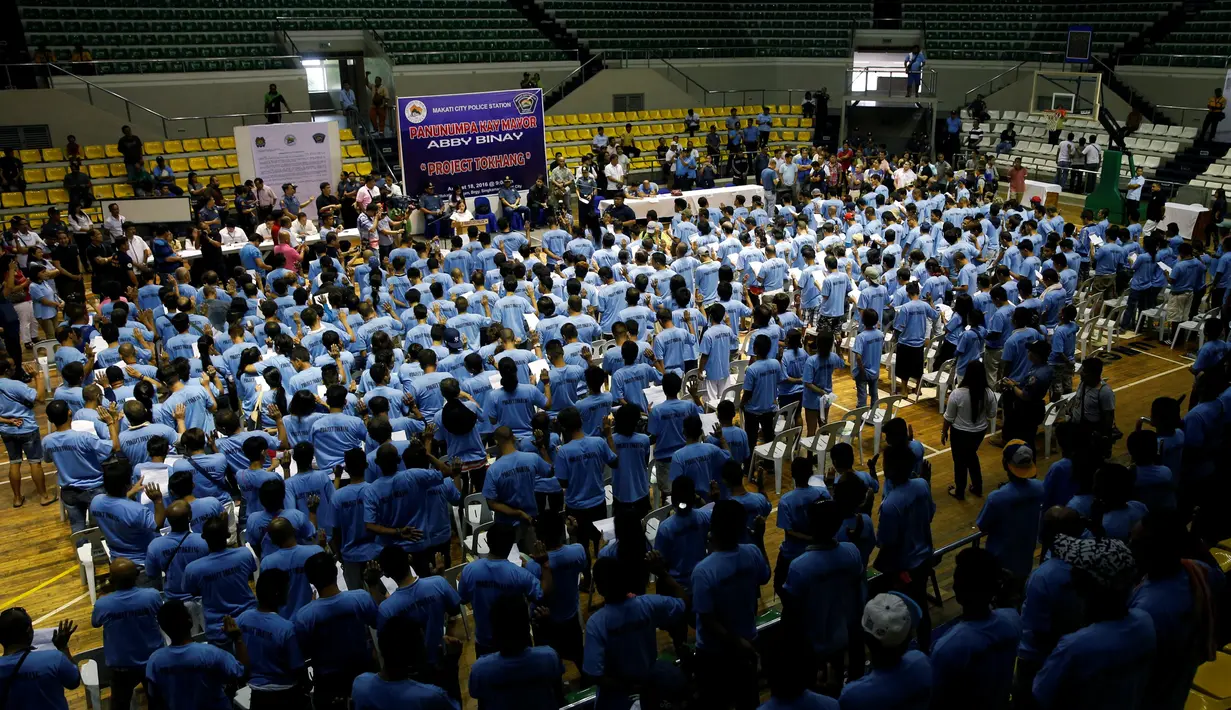 Pecandu narkoba berkumpul di Makati, Manila, Filipina (18/8). Para pecandu narkoba menyerahkan diri kepada polisi lantaran marak teror penembakan misterius di Filipina. (Reuters/Eric Castro)
