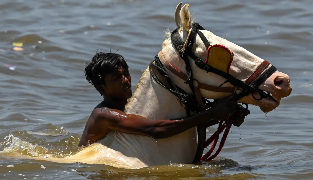 Bahkan, suhu tercatat bisa mencapai 42 derajat Celsius. (Punit PARANJPE/AFP)