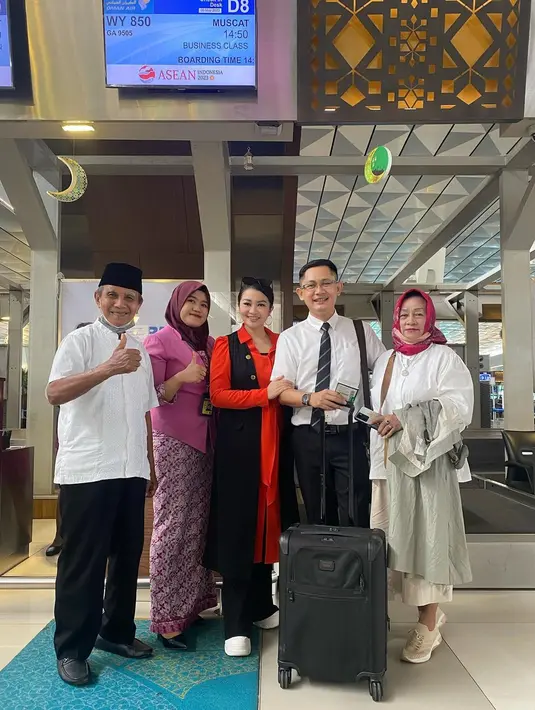 "Alhamdulillah Captain Hendra Melanjutkan Tugas nya di “OMAN AIR” Salah satu Maskapai Penerbangan Besar di Semenanjung Arab," tulisnya dalam unggahan 29 Mei. [Instagram/fitricarlina]