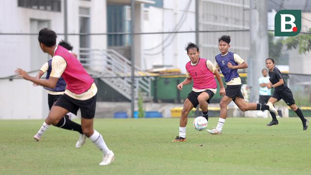 Foto: Melihat Tegasnya Nova Arianto saat Memimpin Latihan Timnas Indonesia U-16 di Jakarta International Stadium