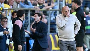 Pelatih Espanyol asal Spanyol, Manolo Gonzalez, memberi isyarat di pinggir lapangan selama pertandingan liga Spanyol antara Villarreal CF dan RCD Espanyol di stadion La Ceramica di Vila-real pada 27 April 2025. (JOSE JORDAN/AFP)