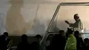 Paus Fransiskus menyapa umatnya usai melakukan pertemuan dengan masyarakat sipil di Gereja San Francisco, Quito, Ekuador ,(7/ 7/2015). Ia menyerukan, melindungi bumi merupakan tugas dan kewajiban agar timbul suatu keseimbangan. (REUTERS/Jose Miguel Gomez)