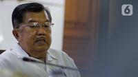 Ketua Umum PMI, Jusuf Kalla memberikan keterangan usai tanda tangan simbolis sejuta masker untuk tangkal Virus Corona COVID-19 di Jakarta, Selasa (25/2/2020). Gerakan pengadaan satu juta boks masker dan sabun antiseptik untuk persiapan apabila virus masuk ke Indonesia. (Liputan6.com/Faizal Fanani)