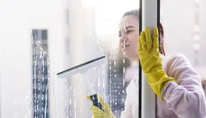 Tips Membersihkan Kaca dengan 2 Bahan Dapur agar Kinclong dan Bebas Bekas Noda