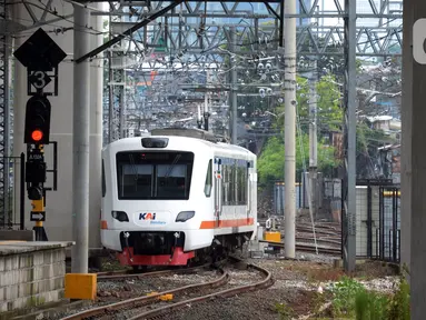 Kereta Bandara Premium tiba di Stasiun Manggarai, Jakarta, Sabtu (3/4/2021). PT Railink meluncurkan kereta bandara kelas premium dengan harga tiket lebih terjangkau. (merdeka.com/Imam Buhori)
