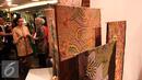 Busana batik Kudus rancangan desainer Denny Wirawan saat pagelaran fashion dan pembukaan pop-up store di Jakarta, Rabu (30/9/2015). Menyambut hari Batik Nasional retail Balijava meluncurkan koleksi Batik Kudus. (Liputan6.com/Angga Yuniar)