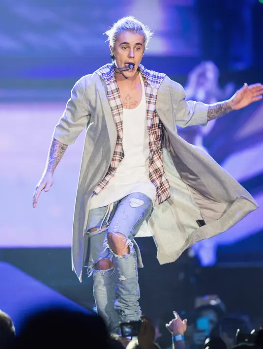 Justin Bieber solois muda yang penuh dengan kontroversial. Kali ini, dirinya bukan mengunggah foto mesra dengan wanita atau tentang penampilan rambut barunya. Bieber tuai kritikan dari Netizen ketika dirinya foto bersama Harimau. (AFP/Bintang.com)