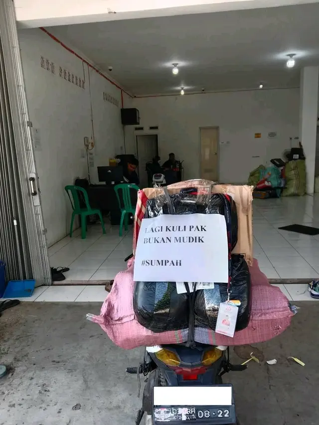 6 Potret Kocak Tulisan 'Bukan Mudik' Kurir Paket Ini Bikin Senyum Kecut