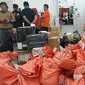 Puluhan paket Tabloid Indonesia Barokah ditahan di PT Pos Indonesia kantor Merdeka Palembang (Liputan6.com / Nefri Inge)