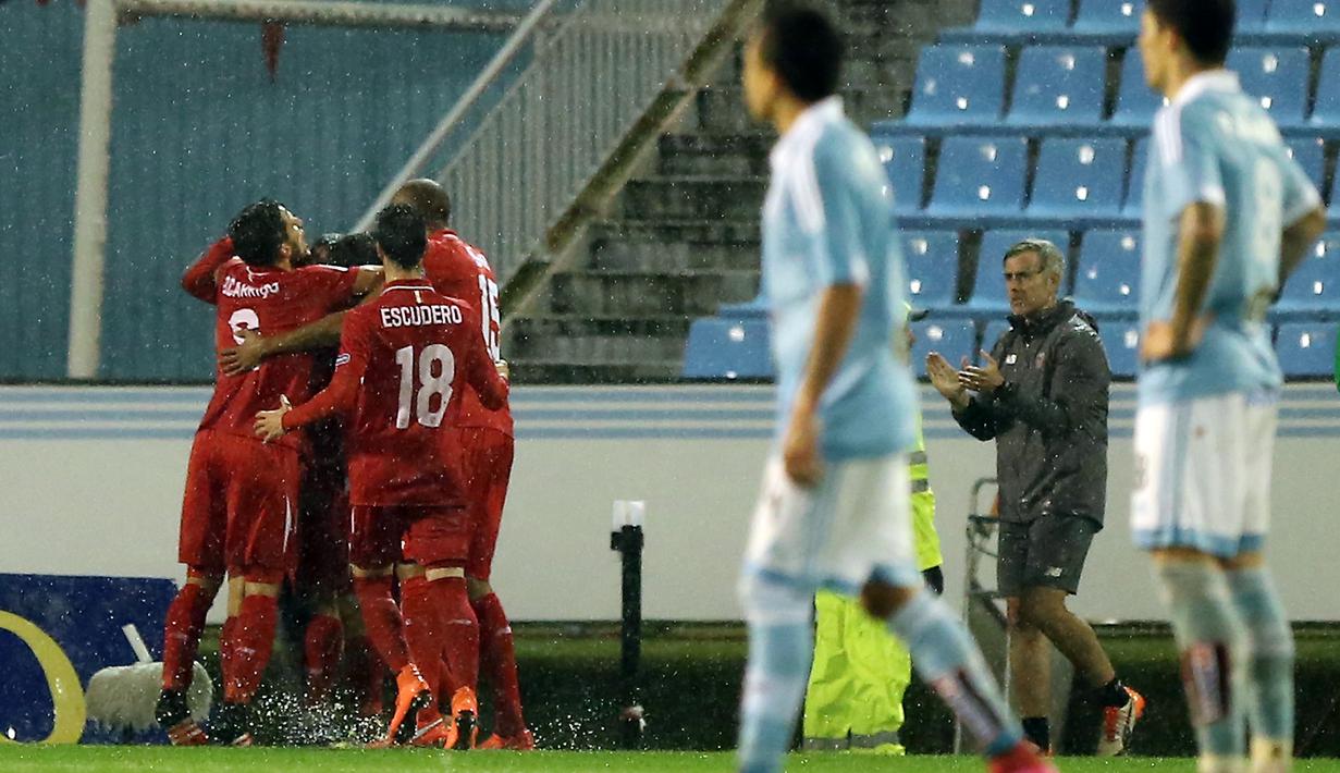 Pemain Sevilla merayakan gol ke gawang Celta Vigo dalam leg kedua semifinal Copa del rey di Stadion Balaidos, Vigo, Spanyol, Jumat (12/2/2016) dinihari WIB. (AFP/Cesar Manso)