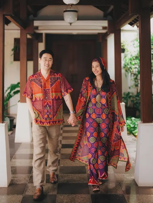 Maudy Ayunda dan Jesse Choi kembaran kenakan busana full motif yang festive saat Lebaran. Styling yang pas bikin outfit penuh motif itu terlihat serasi. [@maudyayunda]