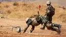 Pasukan elite Suriah mengikuti latihan militer yang dipimpin oleh tentara Rusia di sebuah pangkalan militer di Yafour, Suriah, Selasa (24/9/2019). Pasukan elite Suriah mendapat pelatihan pertempuran lapangan. (AP Photo/Alexander Zemlianichenko)