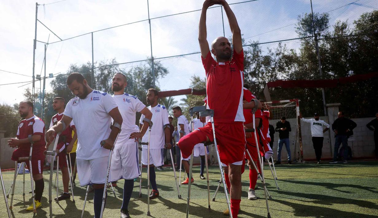 Tujuan utama turnamen ini adalah untuk menumbuhkan rasa kebersamaan dan mempromosikan manfaat olahraga bagi para penyandang disabilitas di wilayah tersebut. Tampak dalam foto, para penyandang disabilitas amputasi Palestina bersiap untuk berpartisipasi dalam pertandingan sepak bola sebagai bagian dari ‘Hope Tournament’ atau Turnamen Harapan yang diselenggarakan oleh Asosiasi Deniz Feneri dan Asosiasi Sepak Bola Penyandang Disabilitas Palestina di Deir al-Balah, Jalur Gaza Tengah, pada 17 November 2025. (Bashar Taleb/AFP)