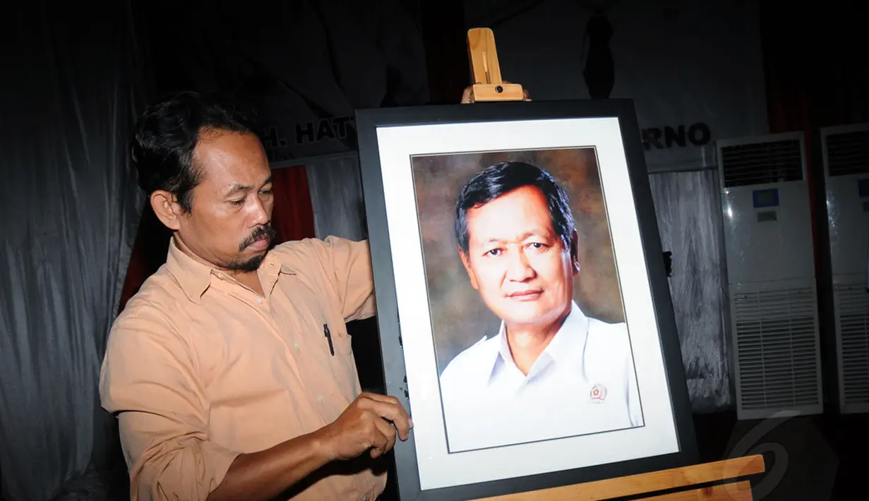 Salah satu petugas merapikan foto Alm Suhardi saat persemayaman jenazah di kantor DPP Partai Gerindra, (29/8/2014). (Liputan6.com/Helmi Fithriansyah)