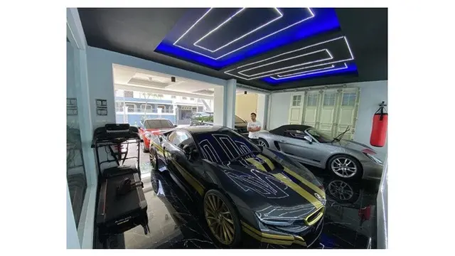 10 Potret Rumah Tom Liwafa, Mewah dan Punya Garasi Bak Showroom Mobil