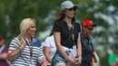 1. Jessica Biel - Istri dari Justin Timberlake ini kerap datang ke lapangan golf untuk mengantar sang suami ataupun ikut bermain golf. Minggu lalu pemeran dari film Hitchcook itu tampak datang ke Skotlandia hanya untuk golf. (AFP/Matt Sillivan)