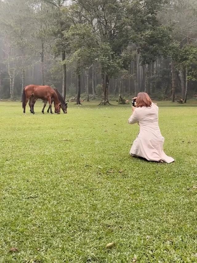 Potret Indah Permatasari dan Arie Kriting Healing di Hutan. (instagram/indahpermatas)