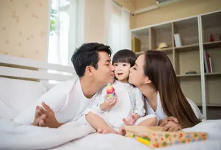 Metode ini menekankan pentingnya momen kecil namun konsisten yang mampu mempererat hubungan emosional orangtua dan anak. (Foto: jcomp/Freepik)