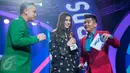 Penyanyi asal Inggris Dua Lipa saat menjadi bintang tamu acara SCTV Music Awards 2017  di Studio 6 EMTEK, Jakarta, Selasa (16/5). Dua lipa membawakan lagu hitsnya yang berjudul, Be The One dan blow your mind (mwah). (Liputan6.com/Gempur M Surya)