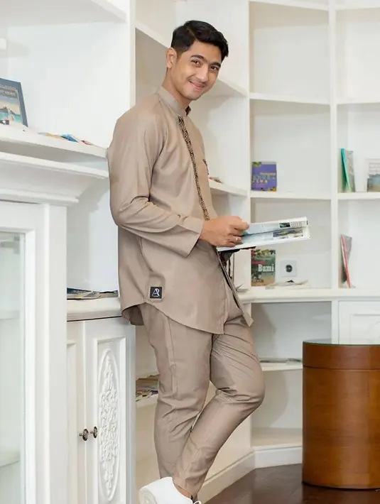 Tentunya sebagai aktor yang tengah naik daun, banyak penggemar yang tertarik. Apalagi cukup banyak saat ini selebriti yang turut bikin usaha di bidang fashion baik busana muslim atau busana sehari-hari. (Liputan6.com/IG/arya.saloka)