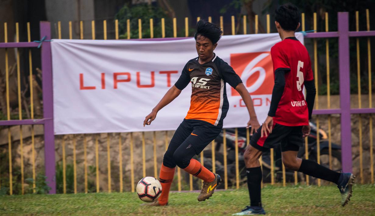 Pemain Andy Sport menggiring bola saat melawan AMW Tangerang pada laga final Ayo Tangerang di Stadion Mini Ciasuk, Tangerang, Sabtu (13/7). Andy Sport menang 3-1 atas AMW. (Ayo Tangerang)