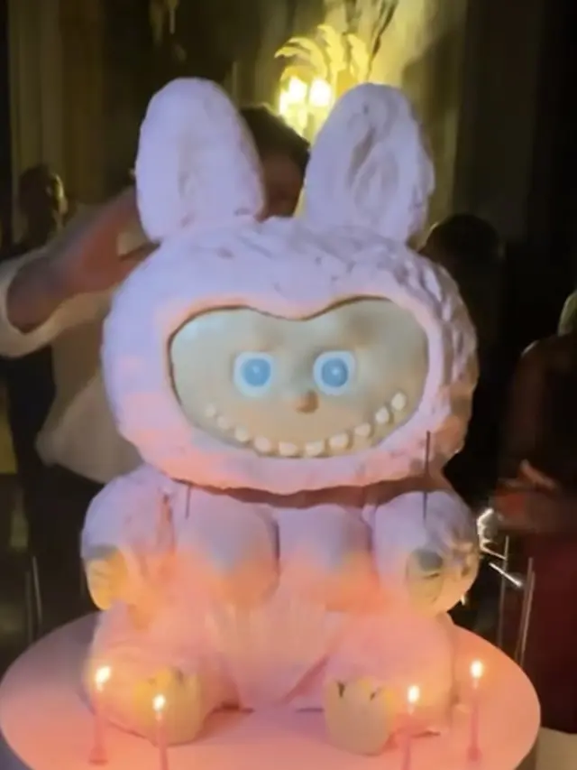 Madonna Rayakan Ulang Tahun ke-67 di Italia dapat kue Labubu besar. [@madonna]