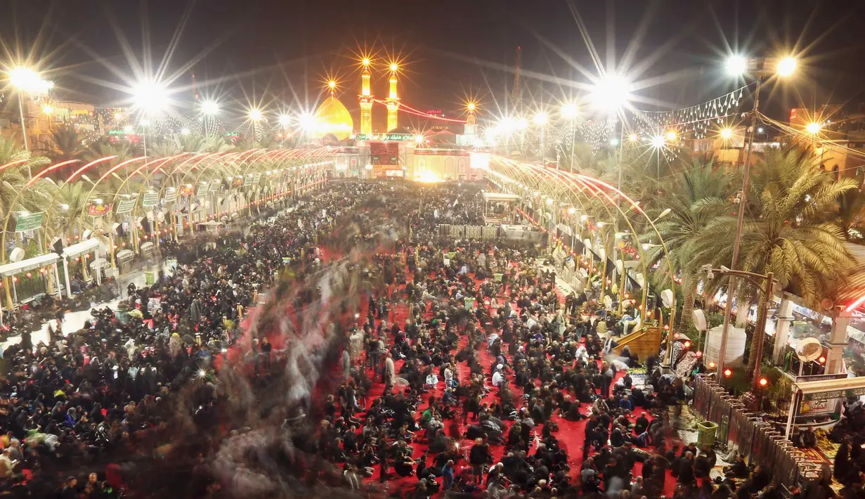Ribuan jamaah Syiah berkumpul dekat tempat suci Imam Abbas dan Imam Hussein dalam memperingati hari Asyura di Baghdad, Irak, (10/10). Hari Asyura merupakan puncak peringatan Tragedi Karbala. (AP Photo/Hadi Mizban)