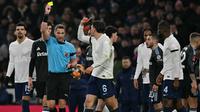 Wasit Craig Pawson menunjukkan kartu kuning kepada gelandang Portugal Tottenham Hotspur bernomor punggung 06, Joao Palhinha, selama pertandingan putaran ketiga Piala FA Inggris antara Tottenham Hotspur dan Aston Villa di Stadion Tottenham Hotspur di London, Minggu (11-1-2026) dini hari WIB. (Glyn KIRK/AFP)