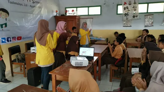 Sejumlah mahasiswa KKN, tampak tengah memberikan pemahanan dan pengenalan soal panas bumi kepada para siswa SD Karaha Bodas