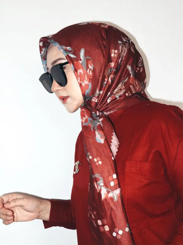 Gaya Pemotretan Dian Pelangi Dalam Balutan Busana Bernuansa Merah, Curi Perhatian. (Sumber: Instagram/dianpelangi)