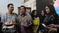 Raffi Ahmad dan Nagita Slavina merayakan ulang tahun bersama-sama. Hadir pula di acara tersebut artis senior Anwar Fuadi. (Herman Zakharia/Liputan6.com)