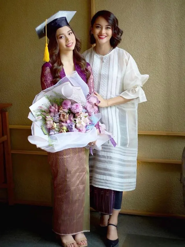 10 Gaya Artis Dampingi Anak Wisuda yang Bisa Jadi Inspirasi, Dewi Perssik Tampil bak Lady Boss dengan Setelan Jas