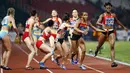 Para pelari saat beraksi pada lari estapet 4x400m wanita Asian Games di SUGBK, Jakarta, Kamis (31/8/2018). (AP/Bernat Armangue)