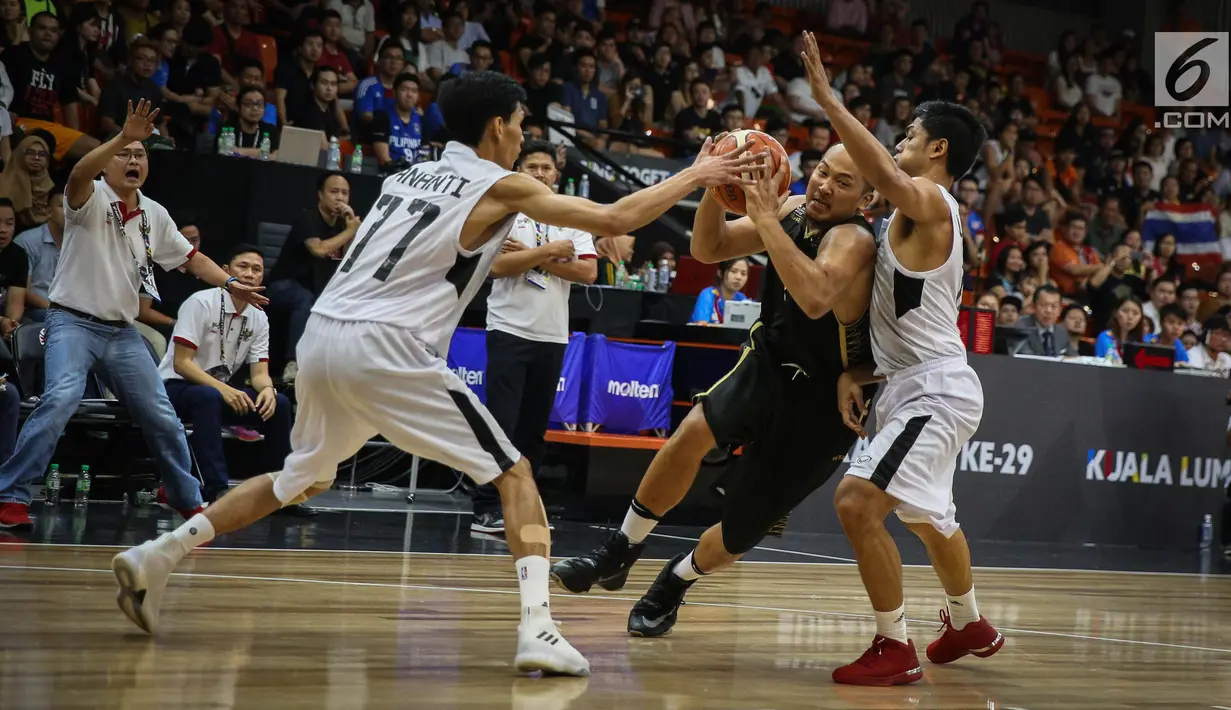Pebasket putra Indonesia Wisnu Arki Dikania berupaya mempertahankan bola yang coba direbut pebasket Thailand pada semifinal SEA Games 2017 di MABA Stadium, Jumat (25/8). Indonesia menang atas Thailand dengan skor 79-74. (Liputan6.com/Faizal Fanani)