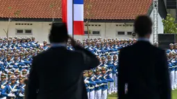 Dalam kunjungan kenegaraannya, Presiden Prancis Emmanuel Macron bersama Presiden Indonesia Prabowo Subianto meninjau Akademi Militer (Akmil) di Magelang, Jawa Tengah, Kamis (29/5/2025). (JEANNE ACCORSINI/POOL/AFP)