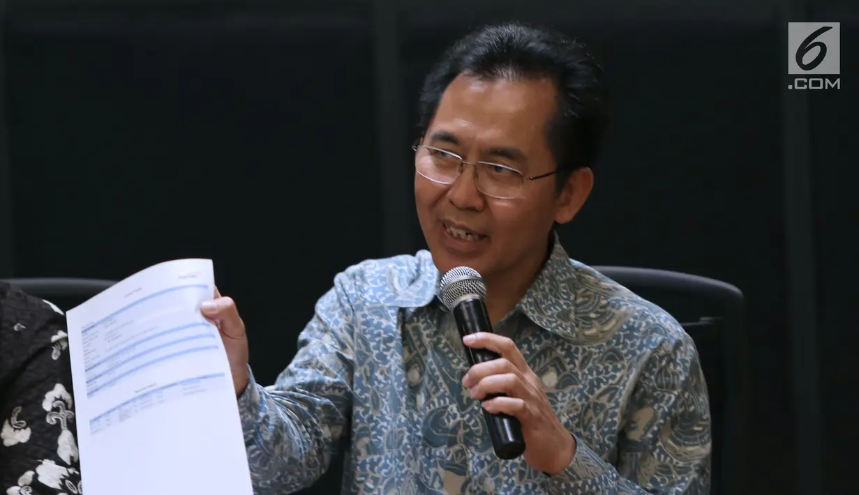 Dirut PPKGBK Winarto menunjukkan berkas saat memberi keterangan terkait kerusakan fasilitas stadion saat pelaksanaan final turnamen Piala Presiden 2018 di Stadion GBK, Jakarta, Senin (19/2). (Liputan6.com/Helmi Fithriansyah)