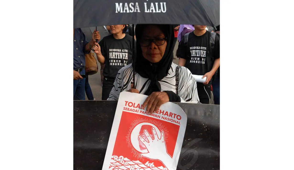 Aksi Kamisan ini rutin digelar setiap minggu di depan Istana Merdeka, Jakarta, Kamis (12/6/14). (Liputan6.com/Miftahul Hayat)