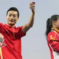 Dilansir dari Liputan6.com, atlet loncat indah putri asal Tiongkok, He Zi meraih perak dengan total skor 387,90. Ia kalah dengan rekan senegaranya, Shi Tingmao dengan total skor 406.05.