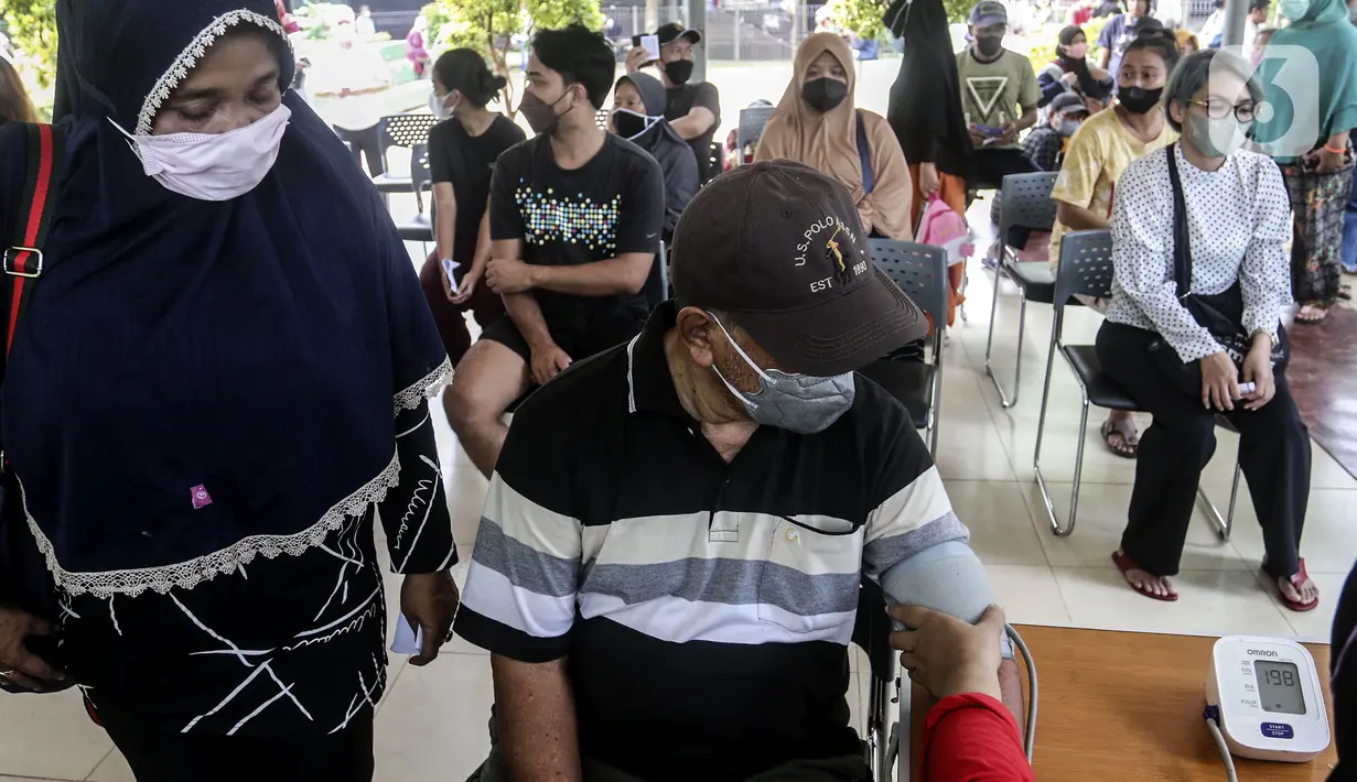 Warga menjalani pemeriksaan kesehatan saat mengikuti vaksinasi booster di sentra vaksinasi jemput bola RPTRA Taman Jangkrik, Ciganjur, Jakarta Selatan, Selasa (19/7/2022). Kementerian Kesehatan mencatat capaian vaksinasi booster COVID-19 secara nasional masih di angka 25,48 persen atau sebanyak 53.056.762 orang dari target penerima 208 juta orang. (Liputan6.com/Johan Tallo)